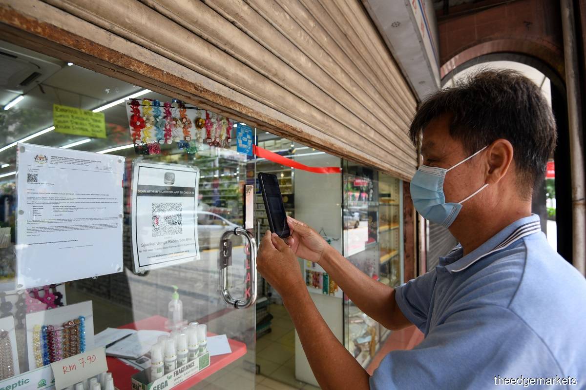 'The data shown by MySejahtera is 90% or 716,682 people have received at least one dose [of the vaccine], while the reality is 90% of Klang’s population is 1.17 million,' says Charles. (File photo by Shahrin Yahya/The Edge)